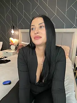 Snapshot of EmyLaveau chatting on 02.18.25 EmyLaveau online show from 02.18.25