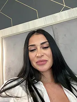 Snapshot of EmyLaveau chatting on 02.18.25 EmyLaveau online show from 02.18.25