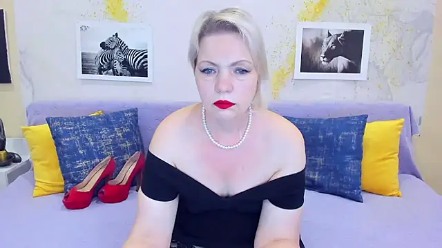 Snapshot of BeautyName chatting on 03.17.25 BeautyName online show from 03.17.25