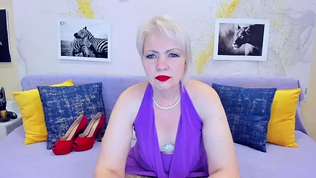 Snapshot of BeautyName chatting on 03.18.25 BeautyName online show from 03.18.25