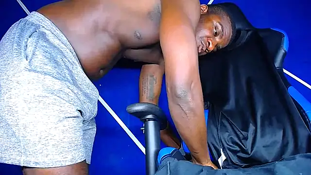 Snapshot of MAXJONES_2 chatting on 09.23.25 MAXJONES 2 online show from 09.23.25