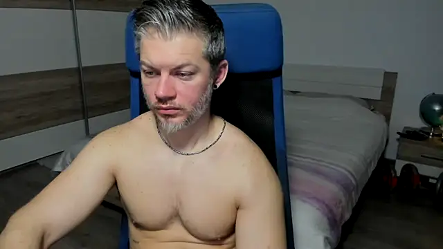 Snapshot of RobbyShawz chatting on 02.05.25 RobbyShawz online show from 02.05.25