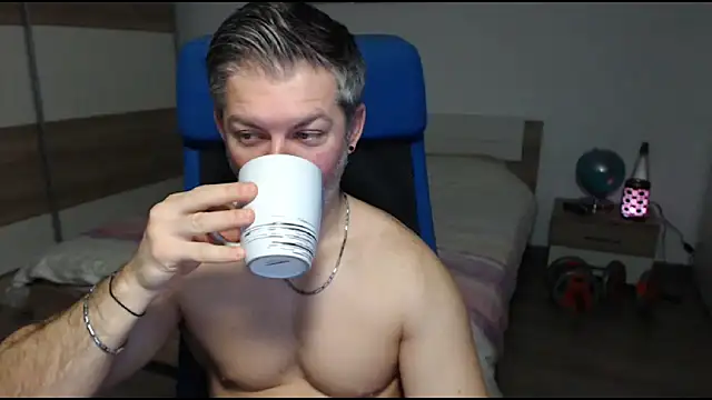 Snapshot of RobbyShawz chatting on 02.18.25 RobbyShawz online show from 02.18.25