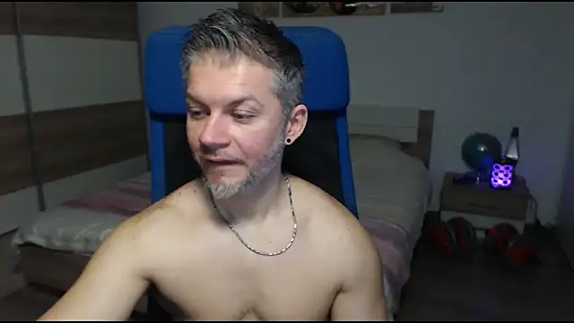 Snapshot of RobbyShawz chatting on 03.05.25 RobbyShawz online show from 03.05.25