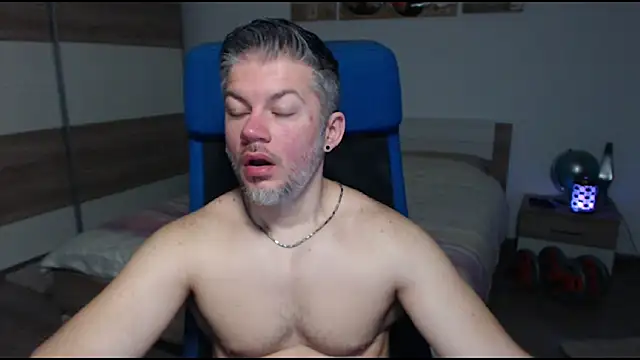 Snapshot of RobbyShawz chatting on 03.18.25 RobbyShawz online show from 03.18.25