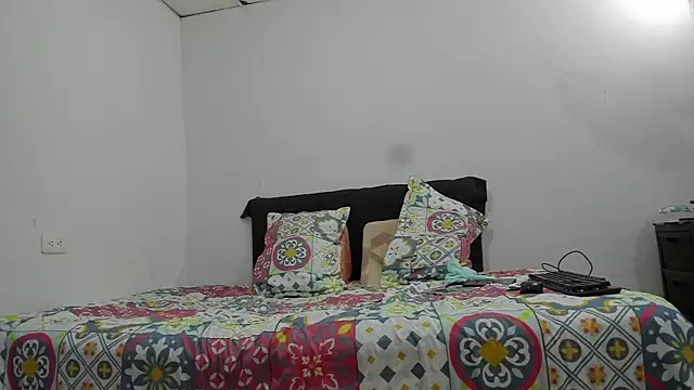 Snapshot of Andrewandzoe chatting on 02.08.25 Andrewandzoe online show from 02.08.25