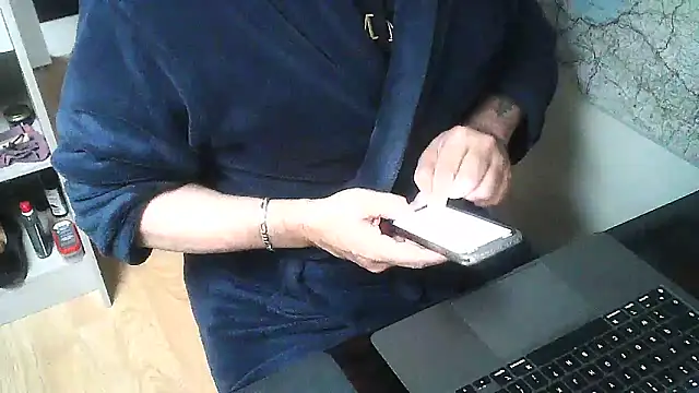 Snapshot of DUDURA@xh chatting on 12.30.24 DUDURAxh online show from 12.30.24