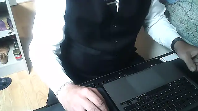 Snapshot of DUDURA@xh chatting on 10.29.25 DUDURAxh online show from 10.29.25