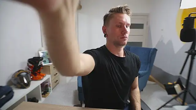 Snapshot of kevin-park chatting on 10.06.25 kevin-park online show from 10.06.25