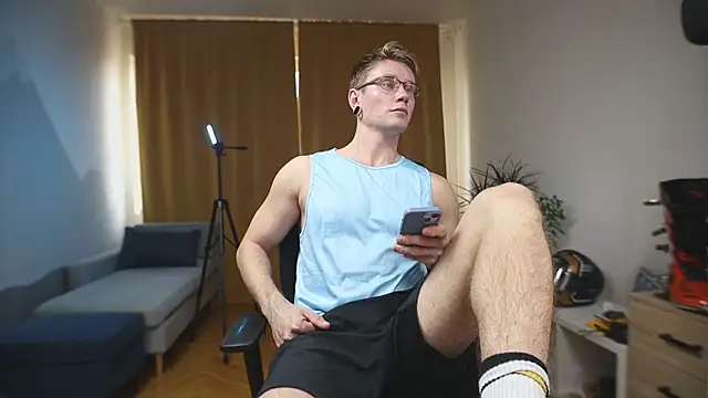 Snapshot of kevin-park chatting on 10.31.25 kevin-park online show from 10.31.25