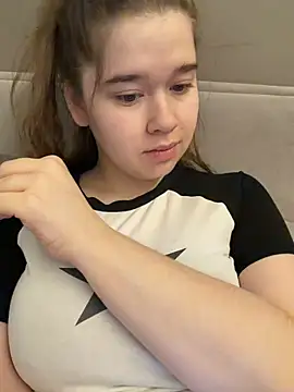 Snapshot of HornyGirlH chatting on 04.18.26 HornyGirlH online show from 04.18.26