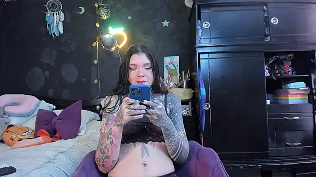 Snapshot of Lilmarieee chatting on 11.20.25 Lilmarieee online show from 11.20.25
