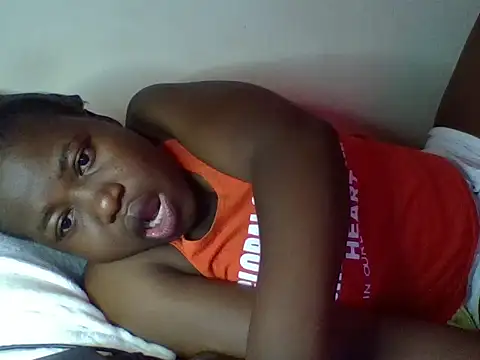 Snapshot of cute-marianna chatting on 12.15.25 cute-marianna online show from 12.15.25