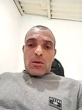 Snapshot of Henrifalcao chatting on 10.25.25 Henrifalcao online show from 10.25.25