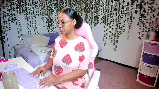 Snapshot of violeta_milleer chatting on 09.20.25 violeta milleer online show from 09.20.25