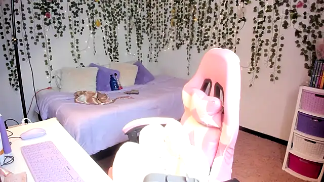 Snapshot of violeta_milleer chatting on 10.10.25 violeta milleer online show from 10.10.25