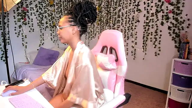 Snapshot of violeta_milleer chatting on 10.12.25 violeta milleer online show from 10.12.25