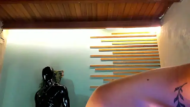 Snapshot of 2tommy_greg chatting on 01.15.25 2tommy greg online show from 01.15.25