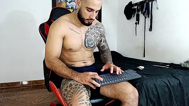 Snapshot of leonidas_18k chatting on 12.08.24 leonidas 18k online show from 12.08.24
