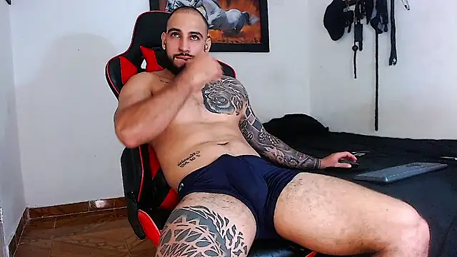 Snapshot of leonidas_18k chatting on 12.15.24 leonidas 18k online show from 12.15.24