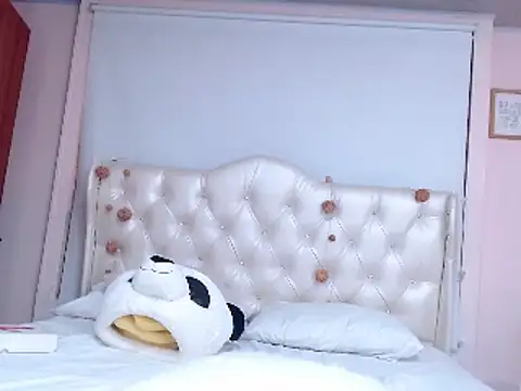 Snapshot of annylouis chatting on 12.11.24 annylouis online show from 12.11.24