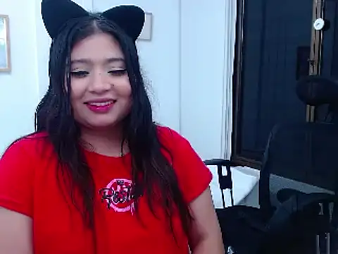 Snapshot of annylouis chatting on 12.19.24 annylouis online show from 12.19.24
