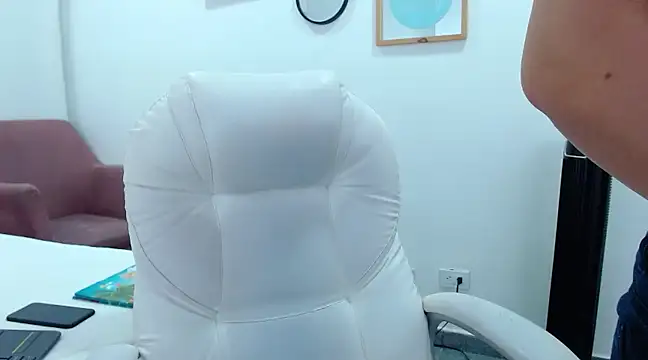 Snapshot of annylouis chatting on 01.05.25 annylouis online show from 01.05.25