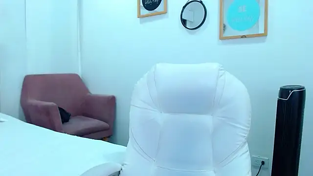 Snapshot of annylouis chatting on 01.09.25 annylouis online show from 01.09.25