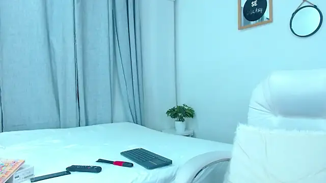 Snapshot of annylouis chatting on 01.28.25 annylouis online show from 01.28.25