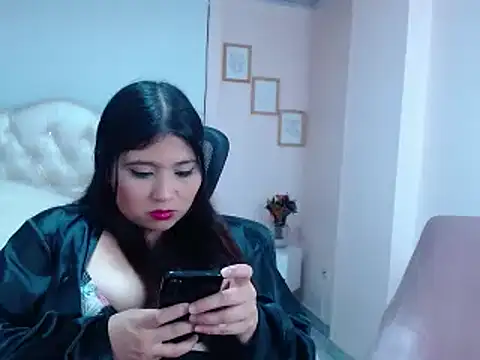 Snapshot of annylouis chatting on 02.12.25 annylouis online show from 02.12.25