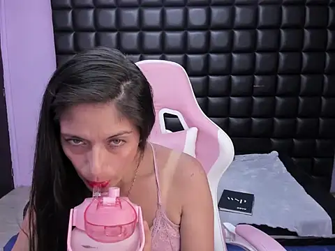 Snapshot of AnnyMilet_ chatting on 11.07.25 AnnyMilet online show from 11.07.25