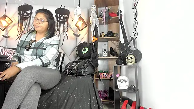 Snapshot of MirandaHaguen chatting on 10.12.25 MirandaHaguen online show from 10.12.25