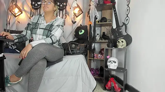 Snapshot of MirandaHaguen chatting on 10.15.25 MirandaHaguen online show from 10.15.25