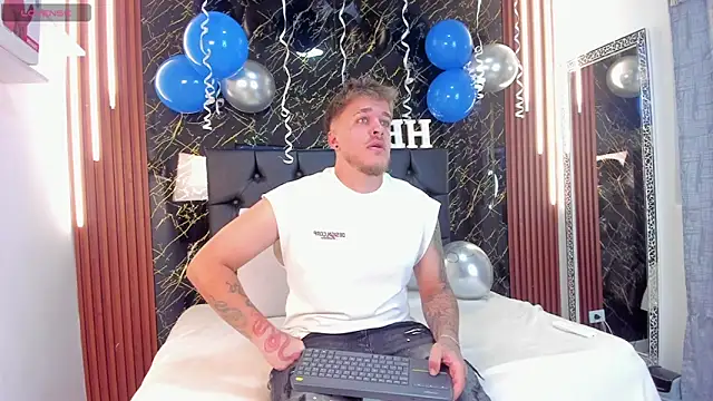 Snapshot of keane_lee chatting on 10.07.25 keane lee online show from 10.07.25