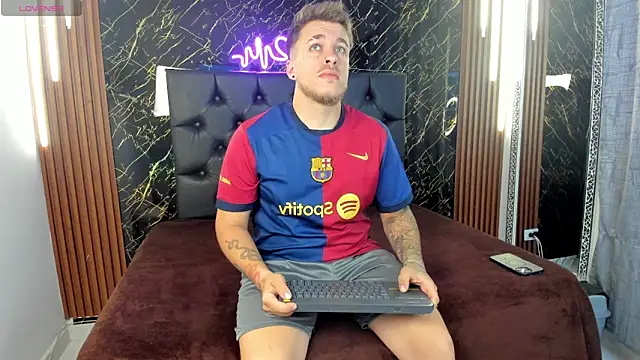 Snapshot of keane_lee chatting on 10.21.25 keane lee online show from 10.21.25