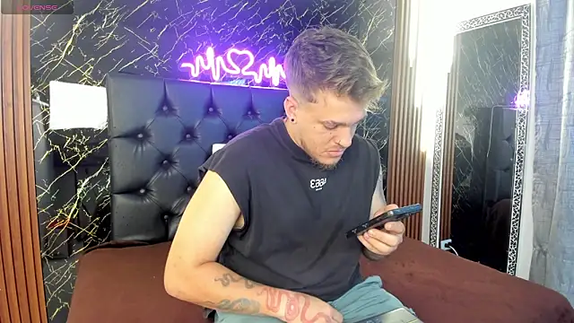 Snapshot of keane_lee chatting on 10.22.25 keane lee online show from 10.22.25