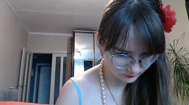 Snapshot of KiraGoldens chatting on 02.14.25 KiraGoldens online show from 02.14.25