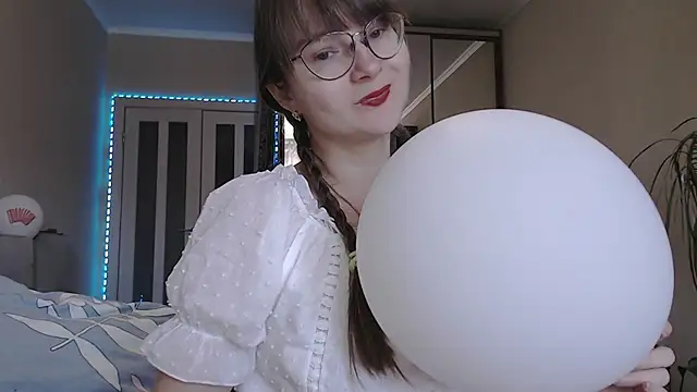 KiraGoldens online show from 09.29.25