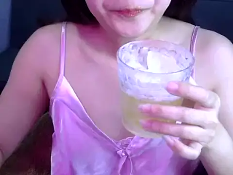 Snapshot of Bee_2k chatting on 02.14.26 Bee 2k online show from 02.14.26