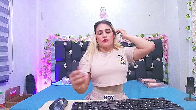  carolina fox online show from 09.18.25