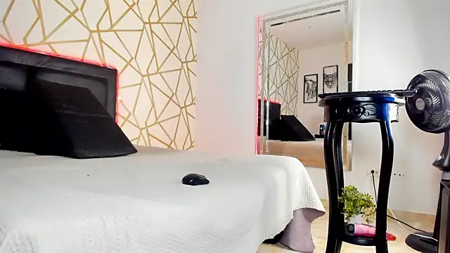 Snapshot of EmilyyRosee_ chatting on 02.03.25 EmilyyRosee online show from 02.03.25