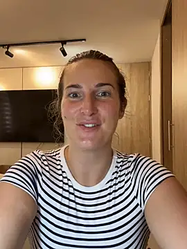 Snapshot of Thescorpionfr chatting on 11.18.25 Thescorpionfr online show from 11.18.25