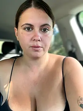 Snapshot of Samantha_official chatting on 10.21.25 Samantha official online show from 10.21.25