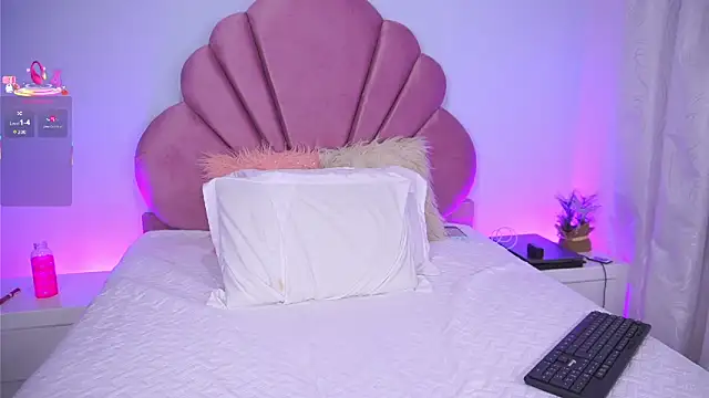 Snapshot of KendalEvanz chatting on 09.18.25 KendalEvanz online show from 09.18.25