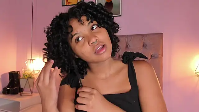 Snapshot of Zafiiraa chatting on 01.10.25 Zafiiraa online show from 01.10.25