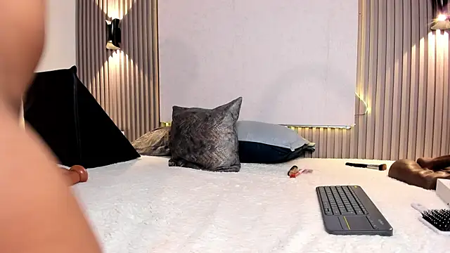 Snapshot of Zafiiraa chatting on 02.20.25 Zafiiraa online show from 02.20.25
