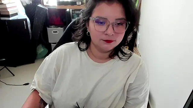 Snapshot of aika-dreams chatting on 10.11.25 aika-dreams online show from 10.11.25