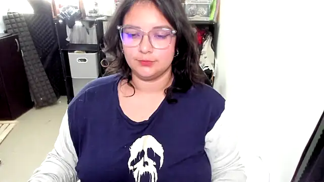 Snapshot of aika-dreams chatting on 10.28.25 aika-dreams online show from 10.28.25