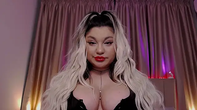 Snapshot of Larissa_K chatting on 11.06.25 Larissa K online show from 11.06.25