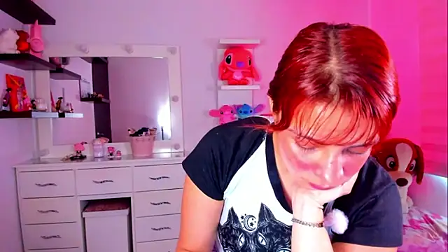 Snapshot of Vannessa__Shy chatting on 06.11.26 Vannessa Shy online show from 06.11.26